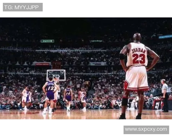 乔丹奥尼尔对决勇士队的精彩瞬间与赛季回顾分析